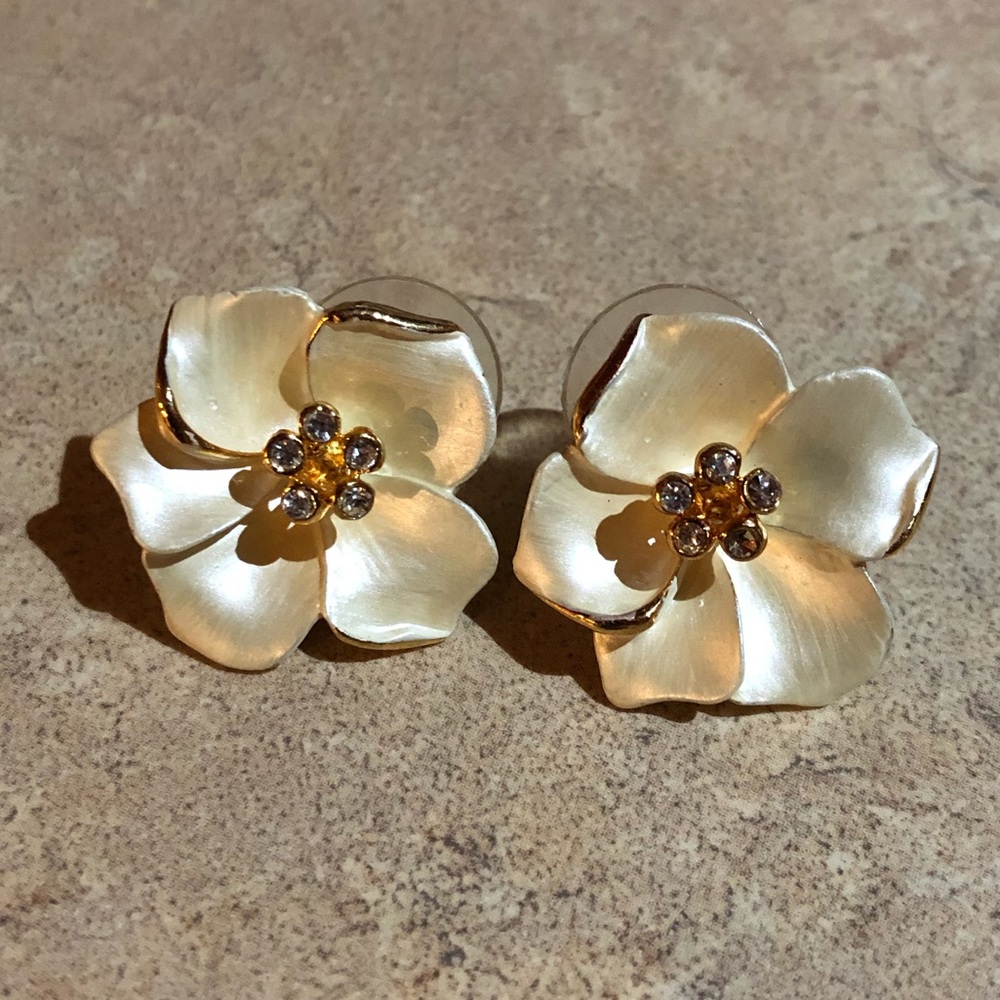 new cream/gold/diamond stud flower earrings - Picture 2 of 7